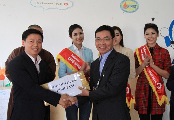 Báo Tiền Phong và các người đẹp thăm bệnh nhi chờ máu - ảnh 1